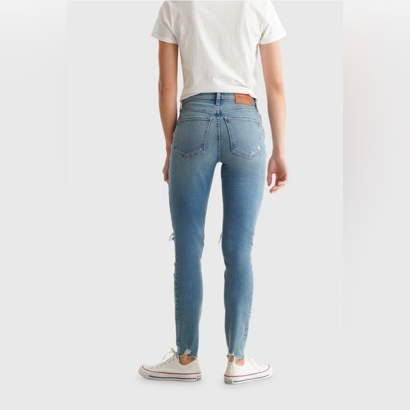 💥 Lucky Brand High Rise Blue Distressed Women's Jeans - Picture 4 of 8